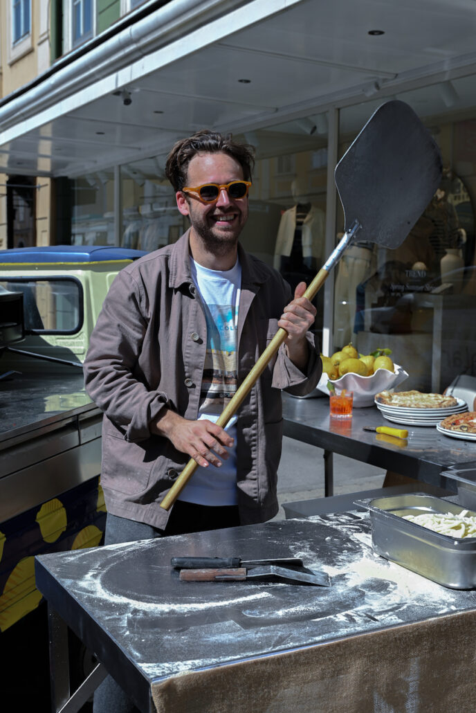 Ein besonderes Highlight: Eine zur Pizzeria umgebaute Ape vor dem Ladeneingang.
