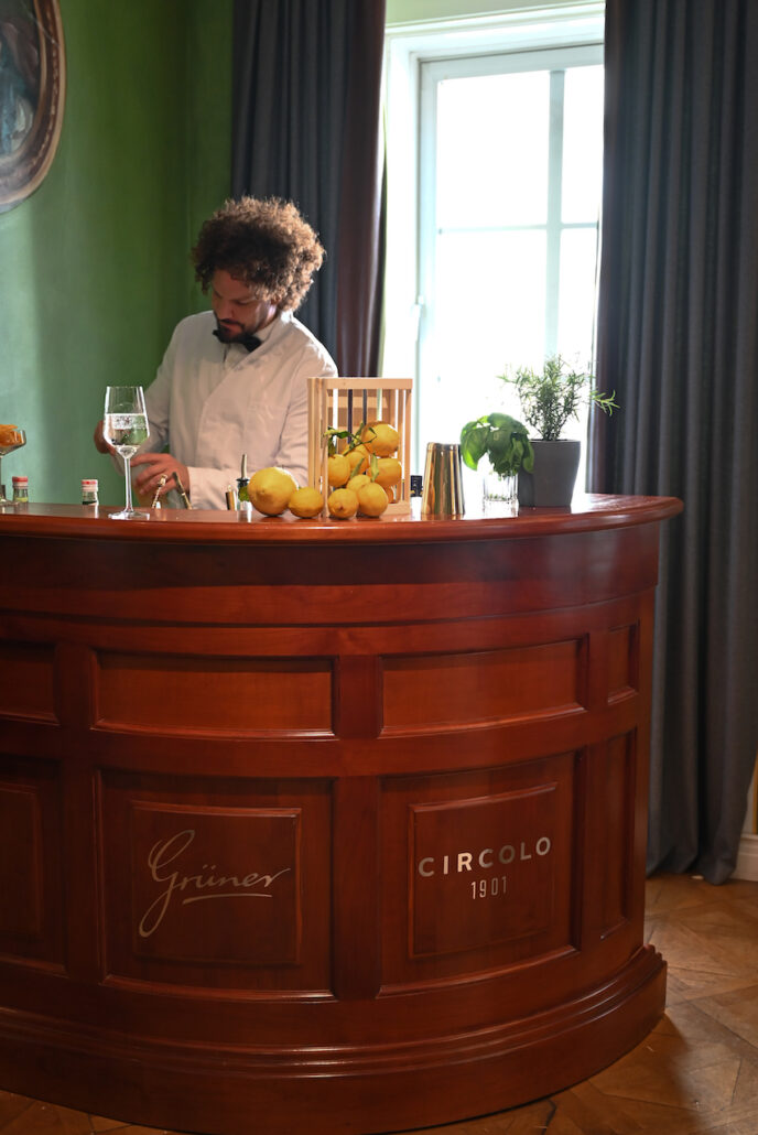 Im 1. Stock konnten die Kunden in stilvoller Atmosphäre italienische Antipasti kosten und dazu einen Aperitivo trinken, während ein DJ für entspannte Musik sorgte.