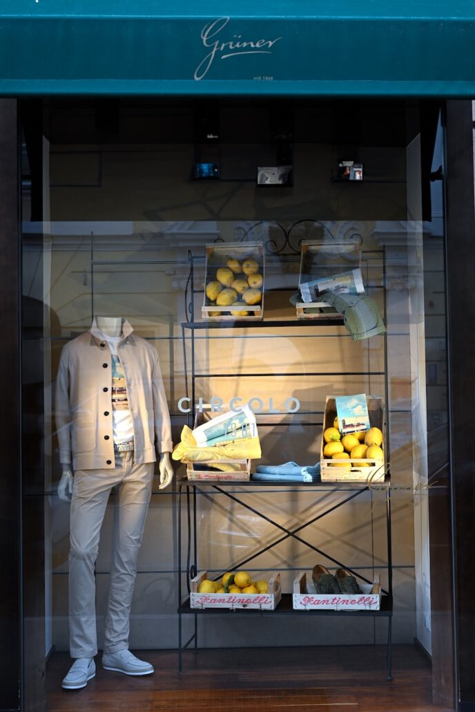 Eines der drei speziell dekorierten Schaufenster zeigt Styles der aktuellen Circolo 1901 Herrenkollektion.