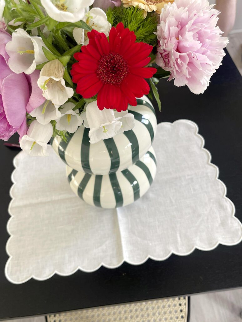In our conversation, Chloe raves about her collaboration with an exceptional florist: “Every bouquet is an ode to life.”