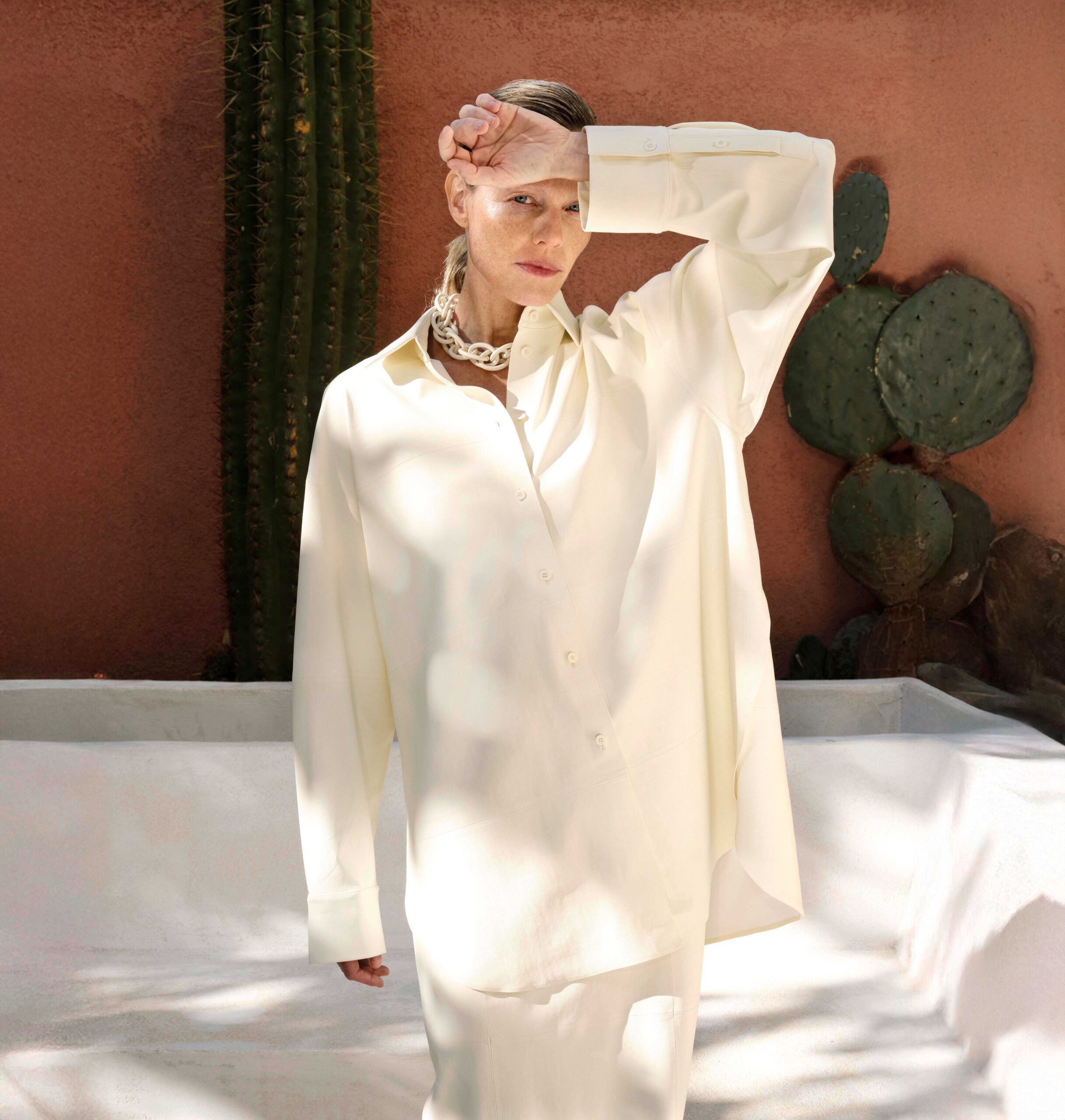 Women’s contemporary looks are diverse and often work just as well in everyday life as they do in the evening, wearable and individual. Not loud and exaggerated, rather casual,feminine, timeless, and comprehensible. Brand: Less by JNBY
