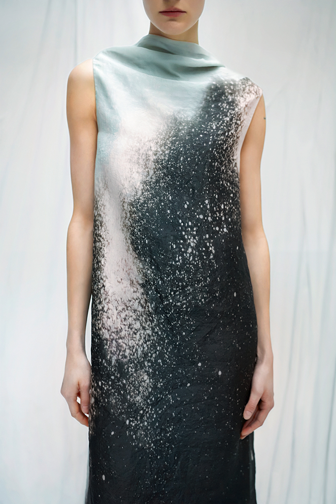 Für Christian Wijnants ist das Material sinn­liches Erlebnis, das Überraschungsmomente in sich birgt.