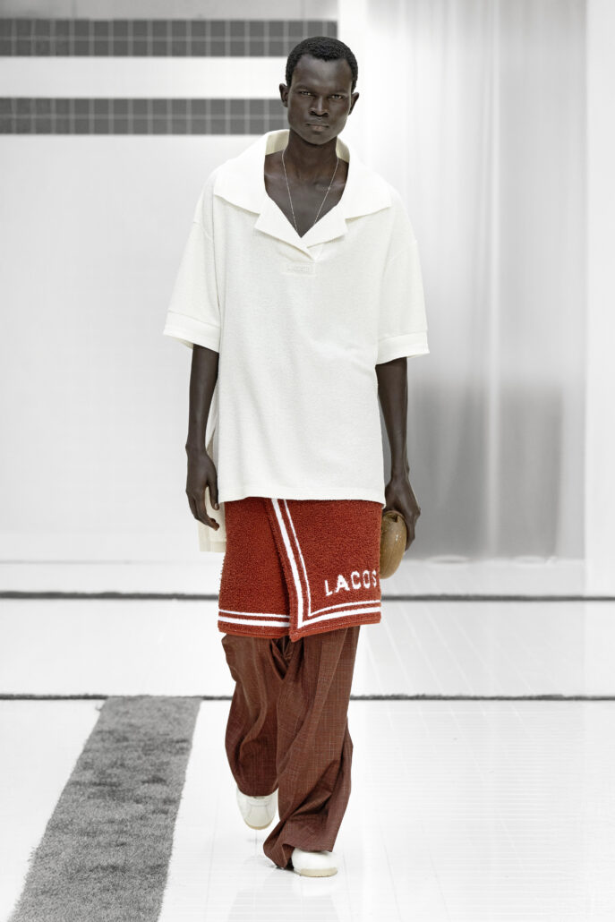 Modische Looks mit starken Zitaten der eigenen Tennishistorie zeigte Lacoste bei seiner zurückliegenden Fashion-Show in Paris. 