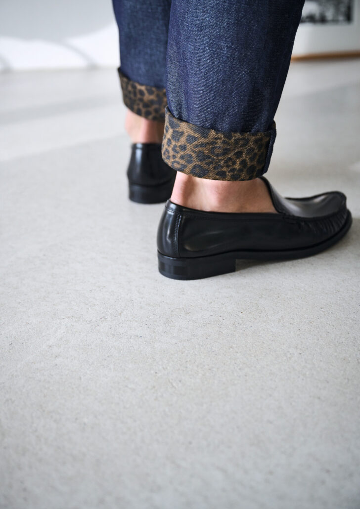 Eines der zahlreichen Highlights der Kollektion: Die Alberto „Roar-Denim“ mit vollständig bedruckter Innenausstattung im Leo-Muster. 