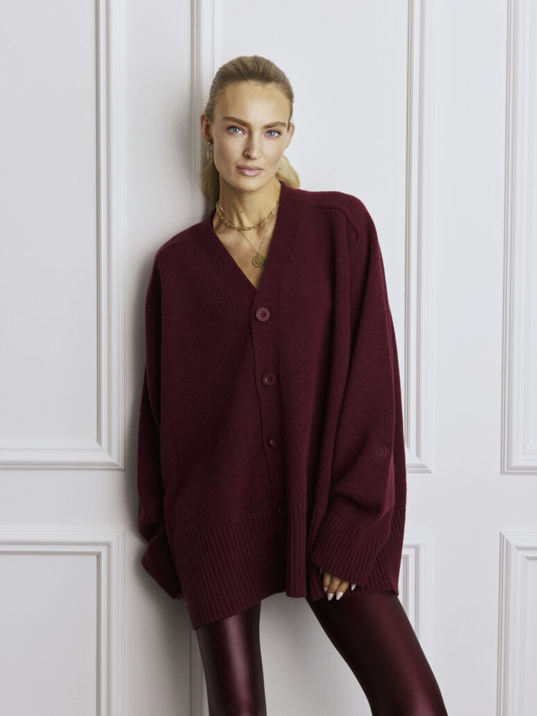 Softness first: Luxuriöser Strick ergänzt die Kollektion.