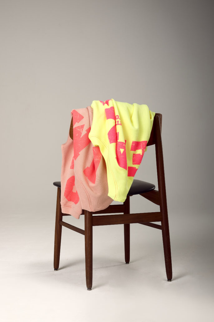 Look mit Wiedererkennungswert: Edle Naturfarben mit leuchtenden Neonakzenten. 