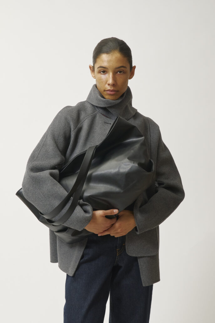 Business Tote in Night Black aus veganem Oleatex.