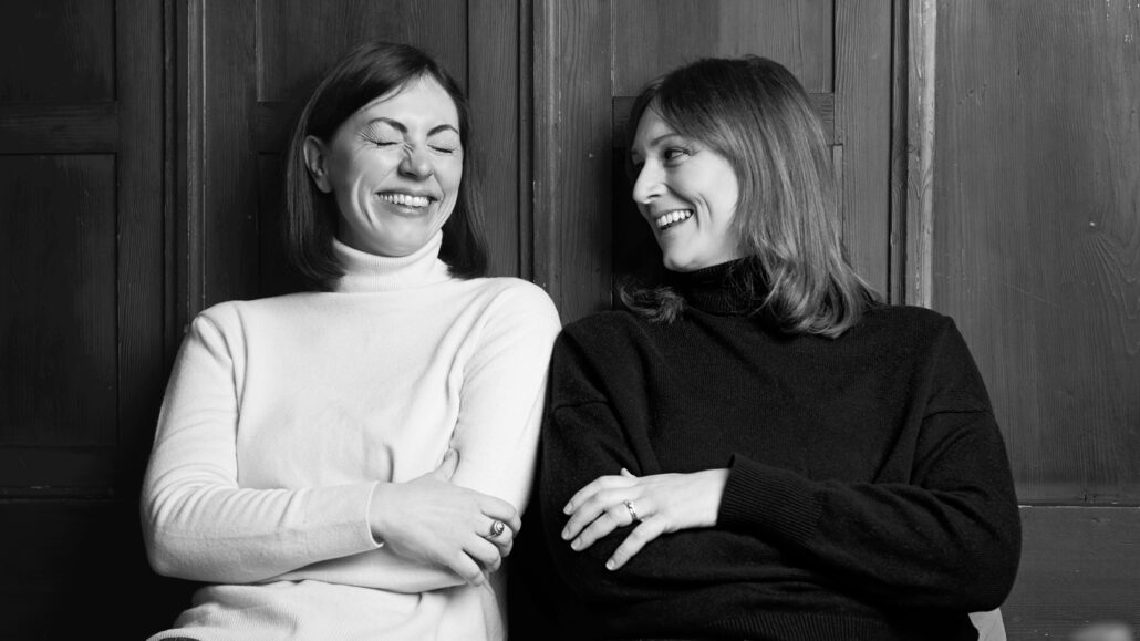 „Wir wollen Beziehungen schaffen, die einen Wert haben und darüber hinaus ein gutes Gefühl vermitteln. Unsere Kundin kauft sich bei uns nicht nur ein Produkt, sondern die Erinnerung an eine tolle Zeit“, beschreiben Eva-Maria Czerny (li) und Magdalena Cromme ihre Philosophie.