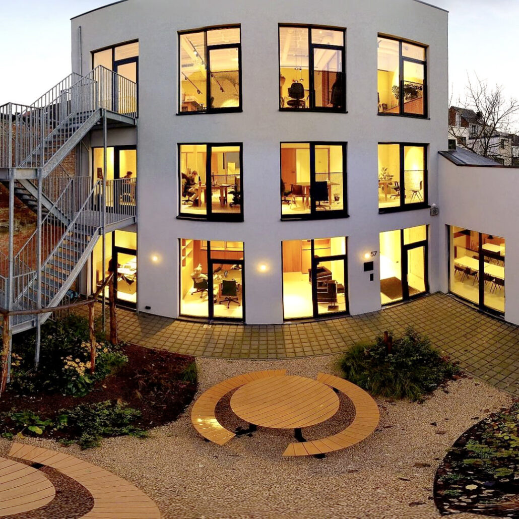 2 Sein eigener Co-Working Space in Antwerpen setzt wie das Büro von Poket Marketing auf zwischenmenschliche Begegnungen, die regelmäßig im Auditorium stattfinden.