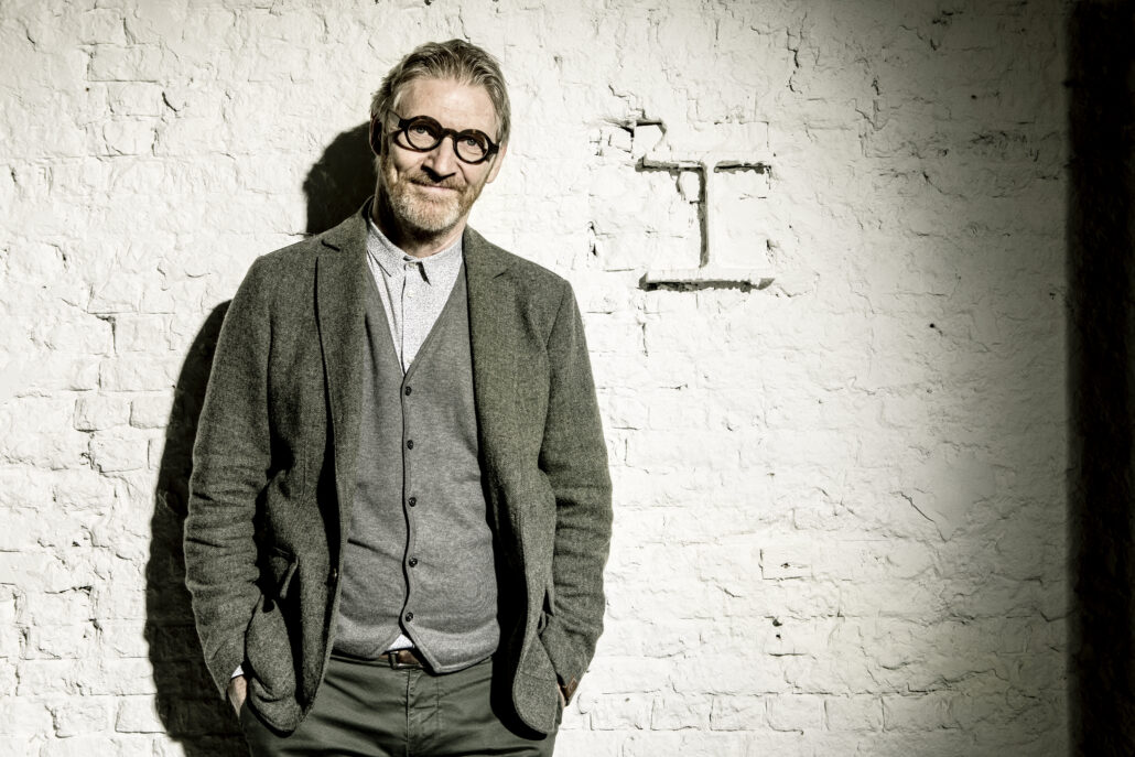 Herman Konings Hauptthese lautet: Vor allem die jungen Generationen kehren wieder in analoge Erlebniswelten zurück. Er ist berühmt für seinen analytischen, zeitkritischen Blick, der immer auch ein Augenzwinkern beinhaltet.