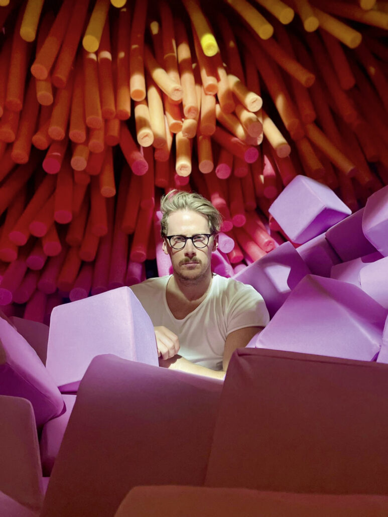 Im „Dopamine Land 2.0“ führt Grant Harvey Dudson Besucher mit der „Cave of Tactility“ auf eine multisensorische Reise jenseits des Alltags.