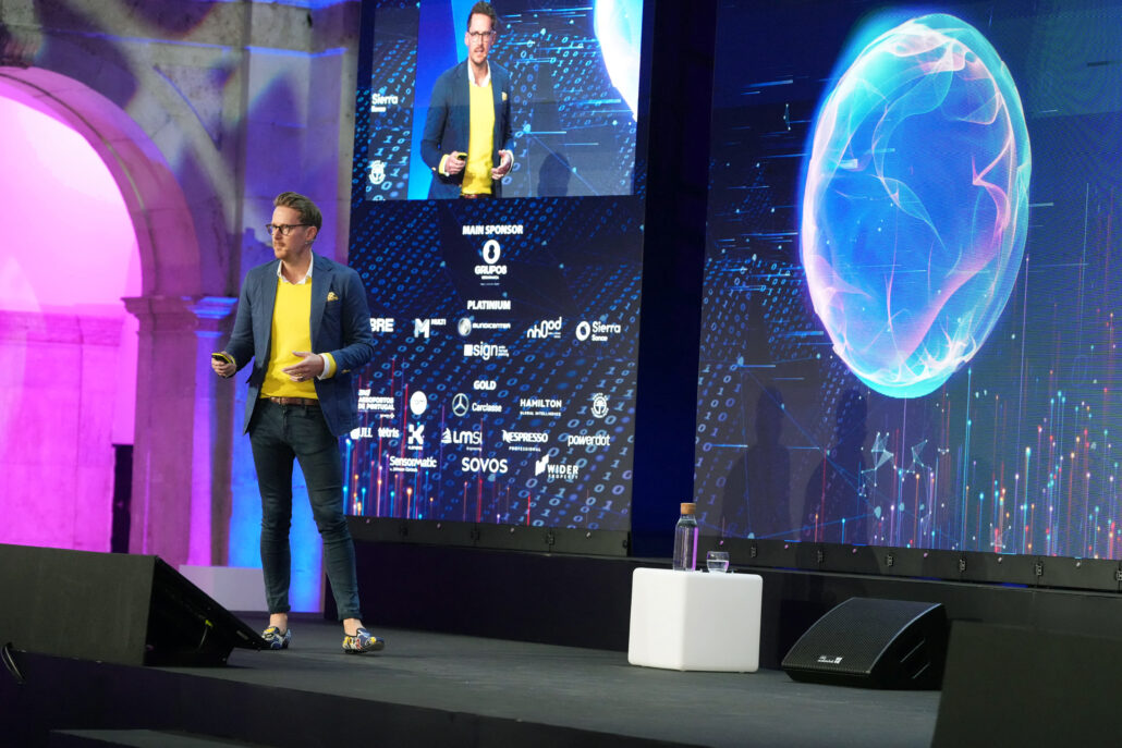 Sein umfangreiches Know-how hat Grant Harvey Dudson im Laufe seiner Karriere durch globale Projekte und immersive Installationen aufgebaut. Heute teilt er es wie hier beim APCC Summit 2025 in Portugal.