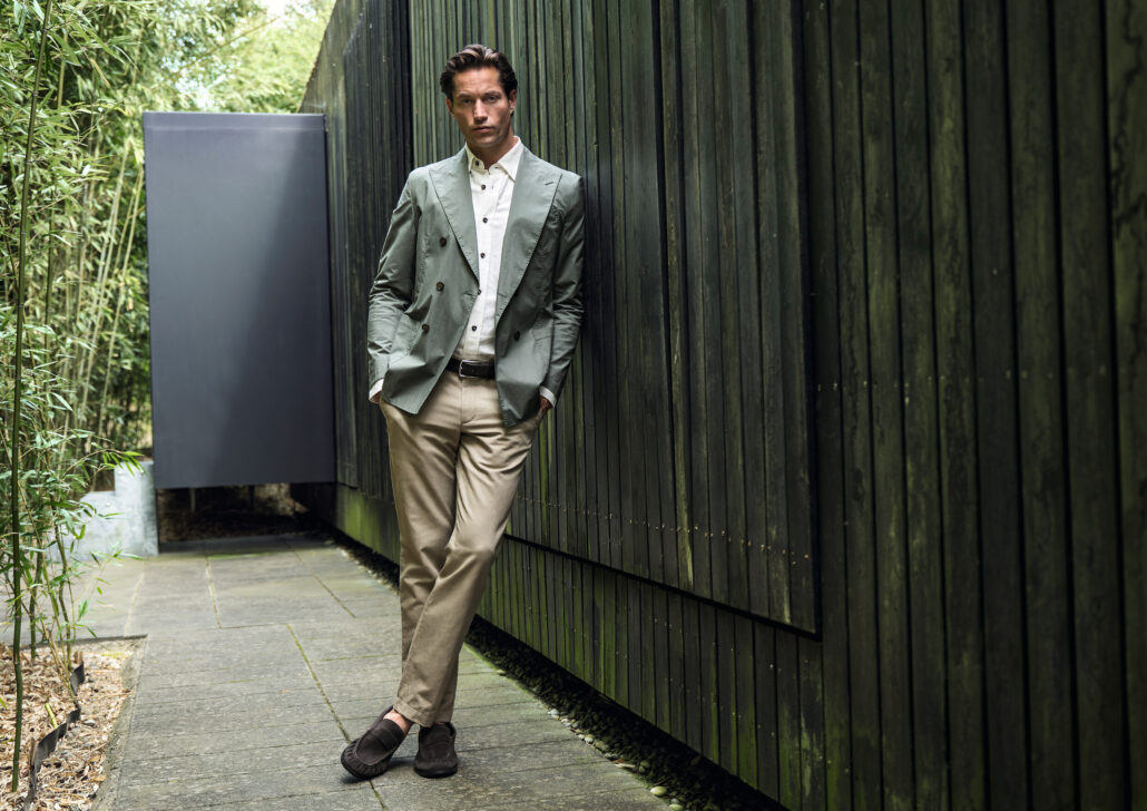 With its blend of Tencel™ and cotton, the “Summer Tencel™” is an absolute must-have this season. Shown here: as premium chinos in a relaxed regular fit.