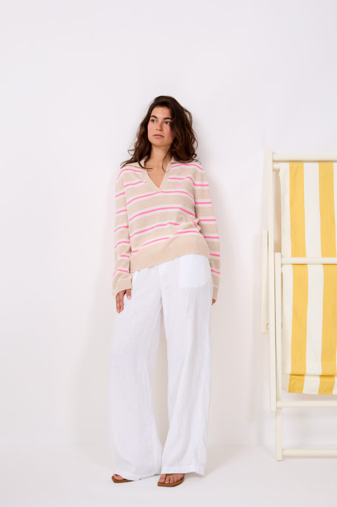 Neonpink verleiht dem Ringeldessin in Sand und Offwhite Frische.