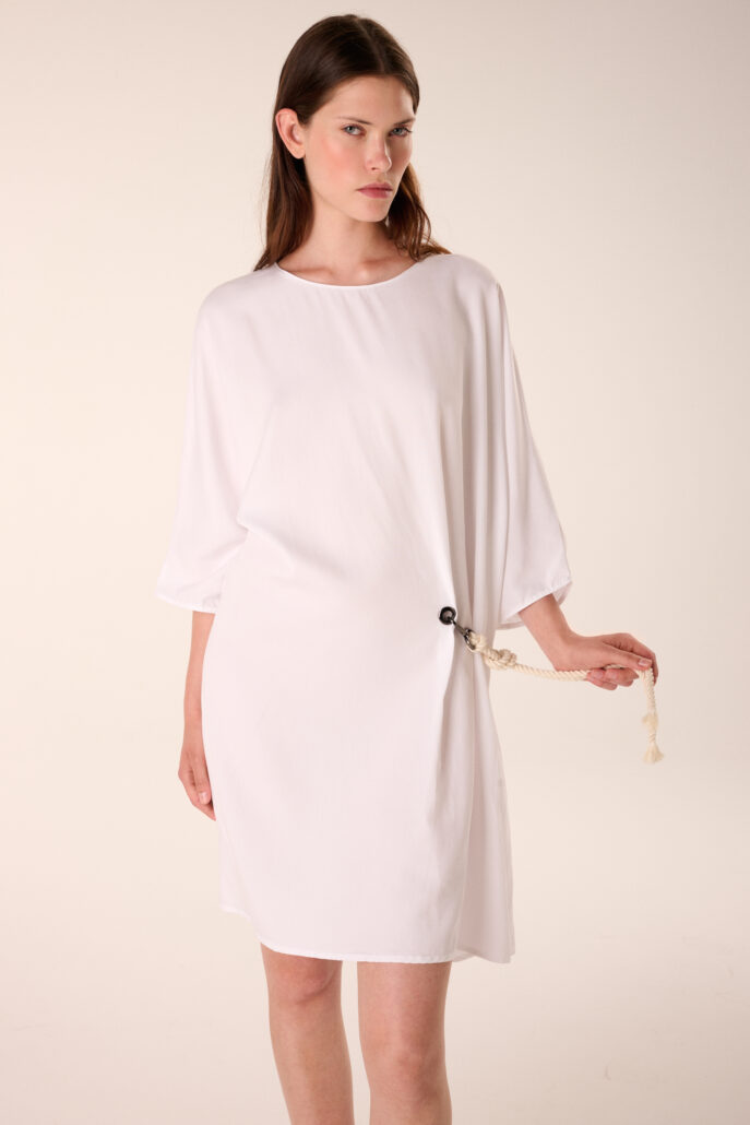 Lässig: das Kleid mit Kordel zum Selbstbinden.