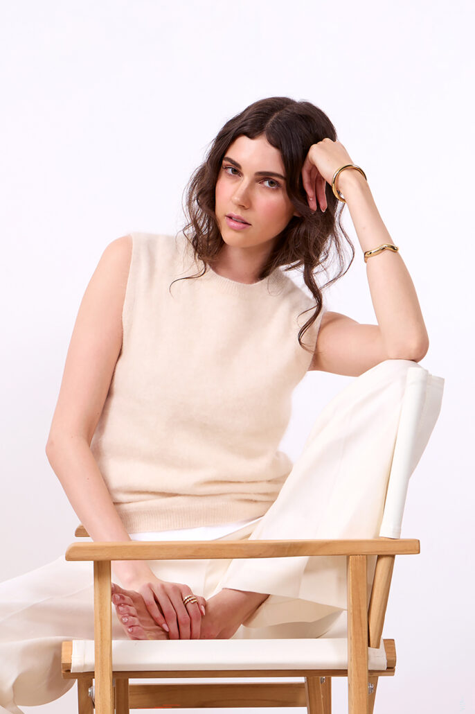 Supersoft in Cashmere Mink: Der Pullunder passt perfekt zu weißen Sommeroutfits.