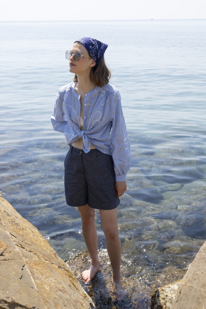 Feminine Bluse „Anouk“ mit bicolor Lochstickerei/Broderie Anglaise und geradem Saumabschluss.
