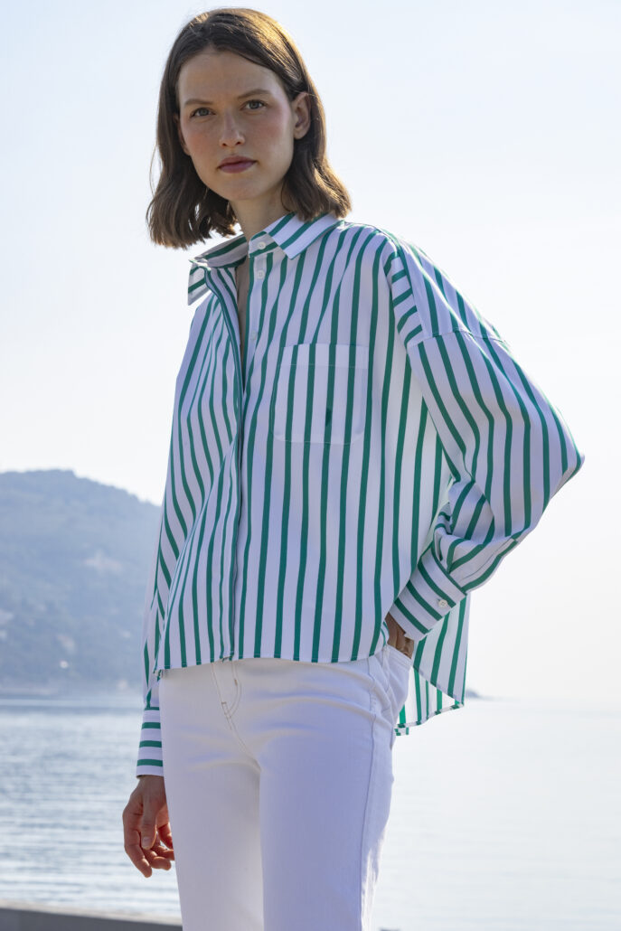 Oversized Cropped Bluse „Tilda“ im Deckchair Stripe in Weiß/Grün, gefertigt aus TwoPly-Popeline aus dem Hause Thomas Mason.
