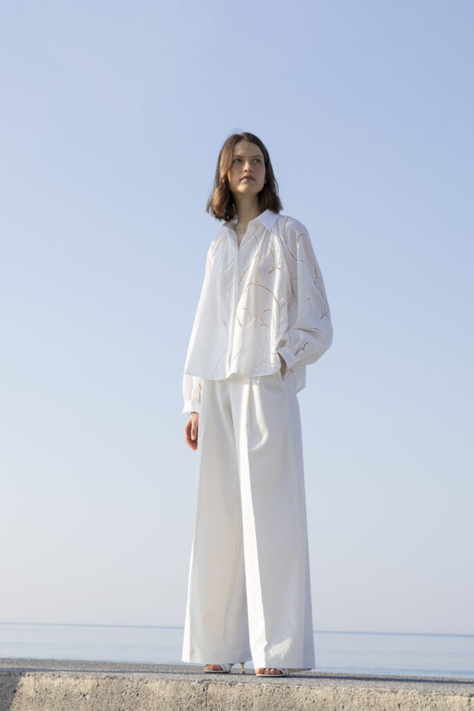A-Linien-Bluse „Bonnie“ mit Raglanärmeln aus reiner Baumwolle und Broderie Anglaise in der Farbe Milk – ein perfekter Kombinationspartner zu weiten Hosen oder Skinny Jeans.