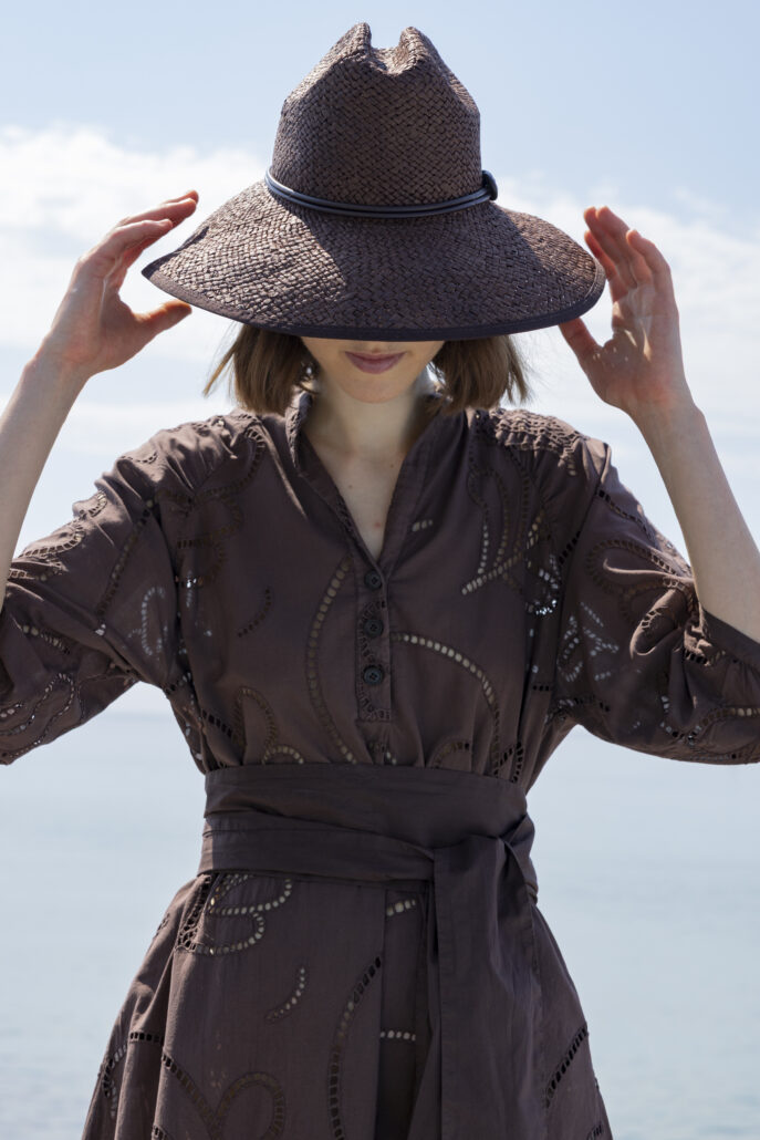 Sommerkleid „Felice“ mit Raglanärmeln aus reiner Baumwolle und Broderie Anglaise in der Farbe Chocolate, mit Ton-in-Ton-Baumwoll-Unterkleid – tragbar mit oder ohne Gürtel.