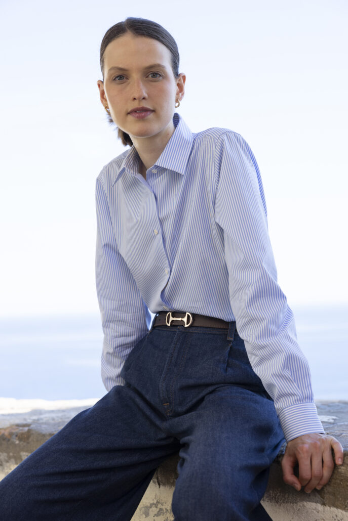 Die klassische Bluse „Lena“ vereint schlanken Schnitt mit modernem Twist. Gefertigt aus reinem Baumwoll-Pencil-Stripe-TwoPly, ab Lager erhältlich in Uni und gestreift.