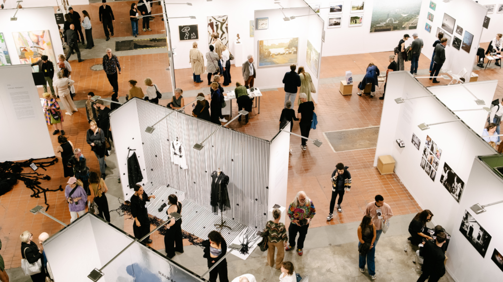 22 Labels zeigen Mode zwischen Kunst, Handwerk und gesellschaftlichem Dialog 