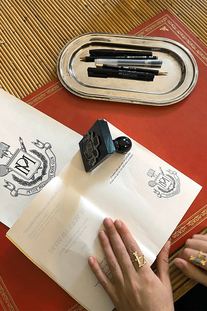 Ihrer Leidenschaft für Literatur zollt auch der „Petite Mendigote Book Club“ Tribut.